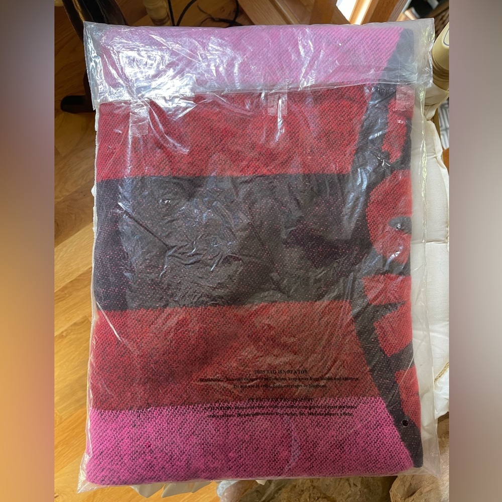 NWOT Victoria's Secret Fringe Throw Blanket Limited Edition Logo Lip Red Pink - Picture 2 of 4